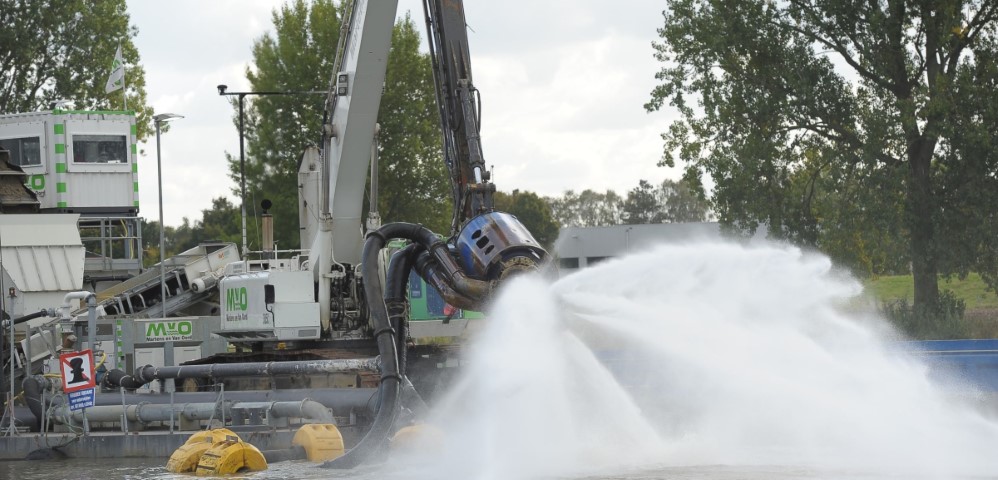 Baggerwerkzaamheden in de Waalhaven Nijmegen